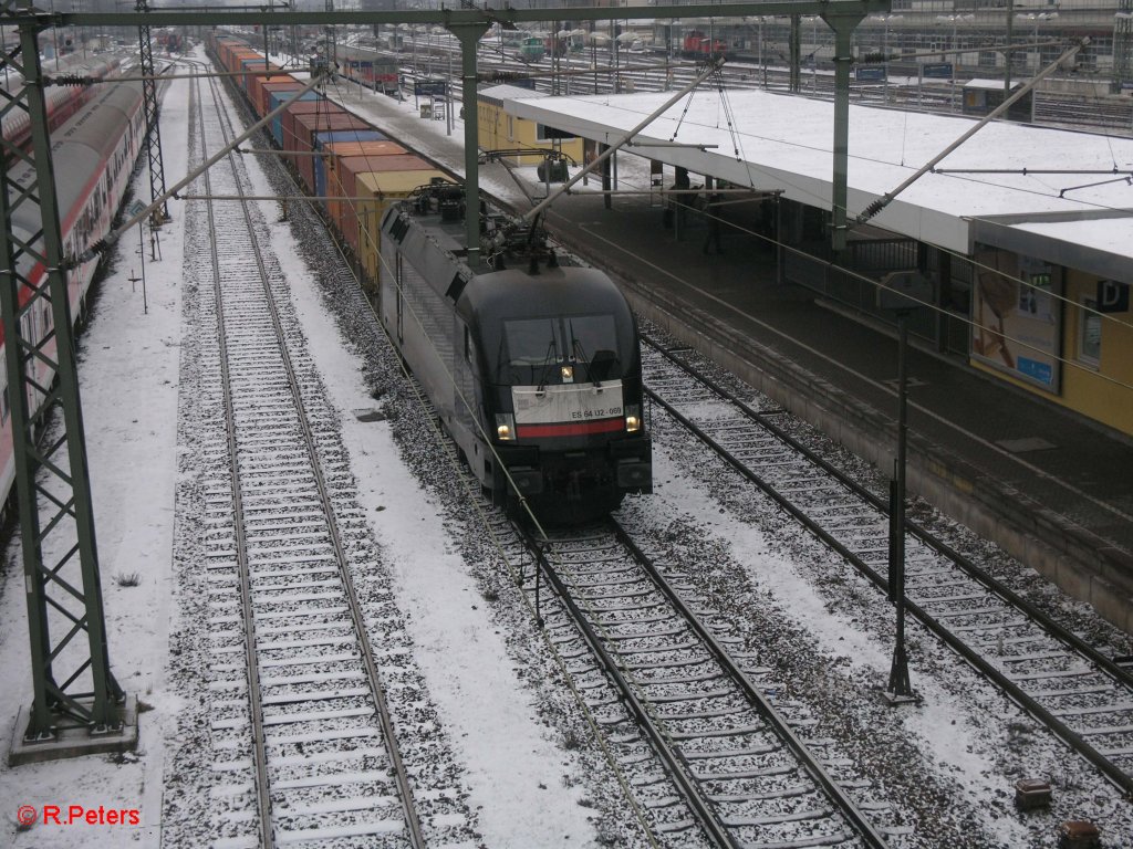 ES64 U2-069 durchfhrt am 09.01.10 Regensburg HBF mit einem Containerzug. 