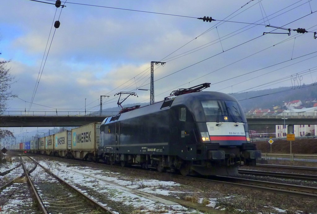 ES64 U2-097 mit Containerzug am 27.12.09 in Gemnden
