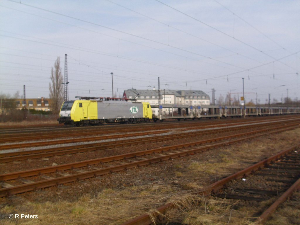 ES64 U2-203 mit leeren BGL Autotransportzug in Leipzig Schnefeld. 12.03.11