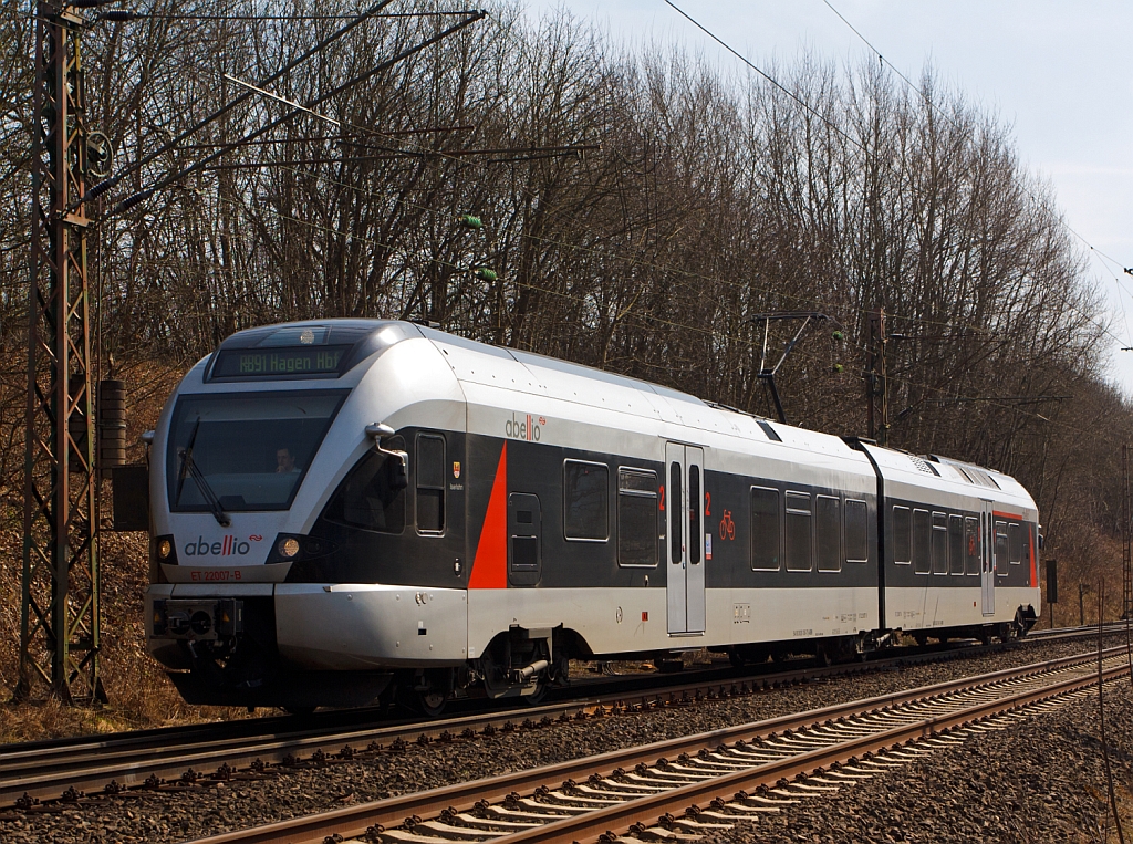 ET 22007 (2-teiliger Stadler Flirt) der Abellio Rail NRW am 27.03.2013 kurz vor dem Bahnhof Kreuztal. 
Er fhrt die KBS 440 Siegen-Hagen als RB 91 (Ruhr-Sieg-Bahn).  

Die 2-teilige Flirtvariante gibt es z.Z. nur bei der Abellio Rail NRW, sie haben nur eine Hchtgeschwindigkeit vom 140 km/h