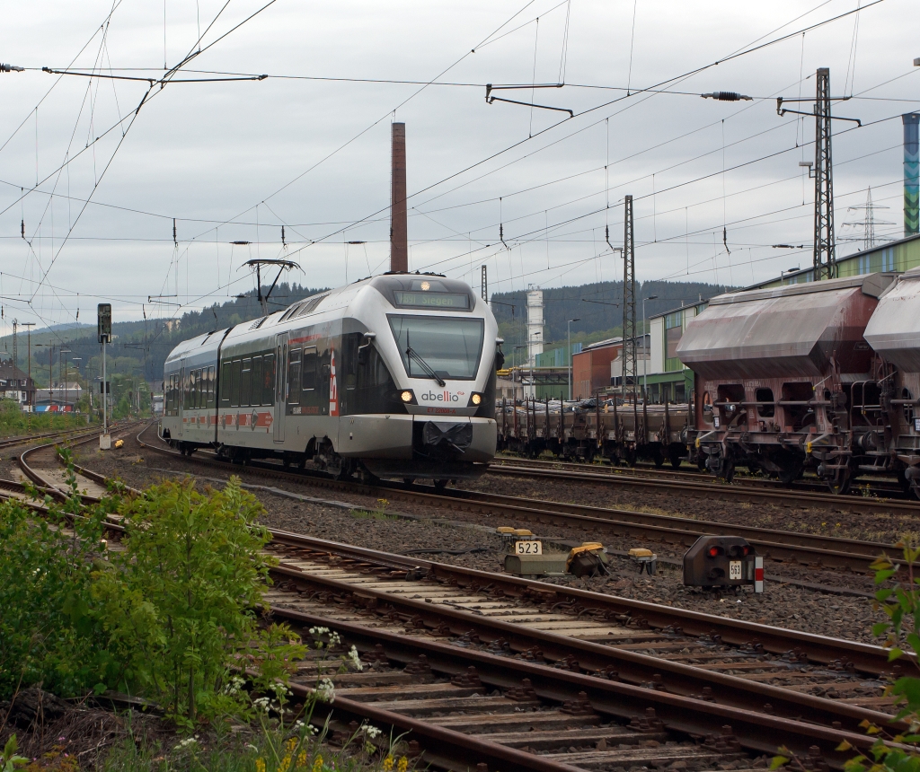 ET 22008 (2-teiliger Stadler Flirt) der Abellio Rail NRW fhrt am 18.05.2012 hat den Bf Siegen-Geisweid verlassen und fhrt weiter Richtung Siegen Hbf. Er fhrt die Strecke Hagen-Siegen als RB 91 (Ruhr-Sieg-Bahn). Die zweitelige Variante des FLIRT (BR 426.1) , ist z.Z. nur bei der Abellio im Einsatz (8 Stck), sie hat nur eine Hchstgeschwindigkeit von 140 km/h.