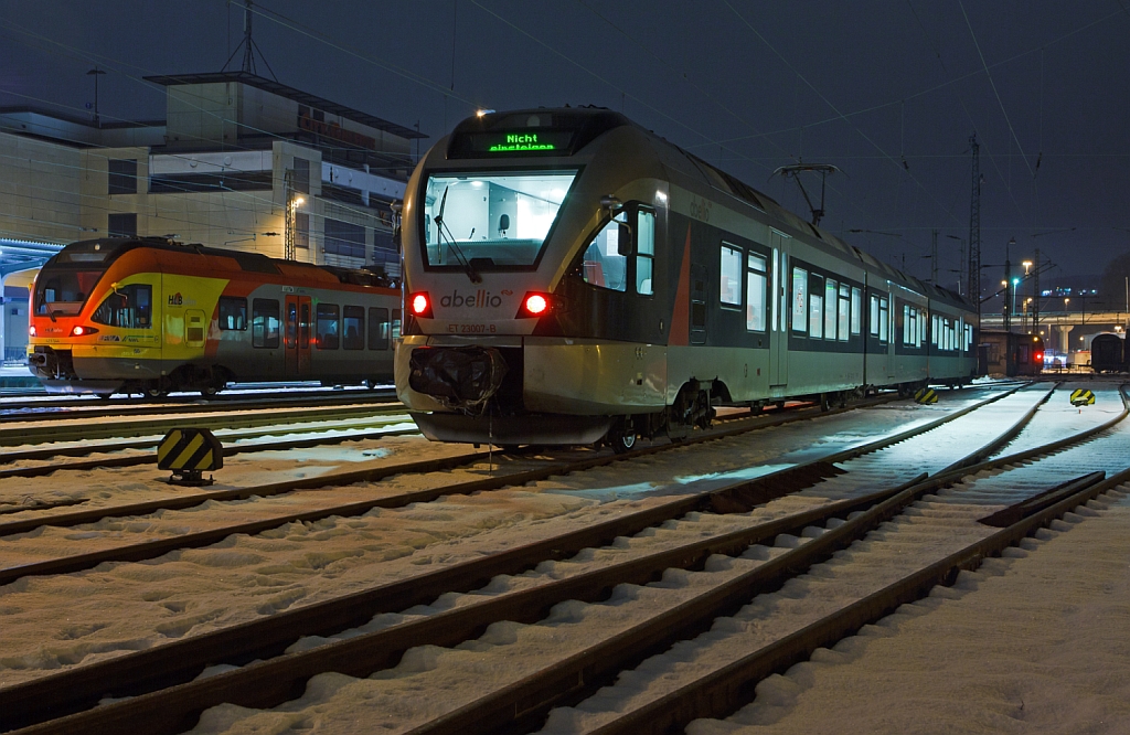 ET 23007 (3-teiliger Stadler Flirt) der Abellio Rail NRW ist am 08.02.2013 (0:02 Uhr) beim Hbf Siegen abgestellt, dahinter ein 5-teiliger Flirt 429 544 / 044 der HLB (Hessischen Landesbahn).