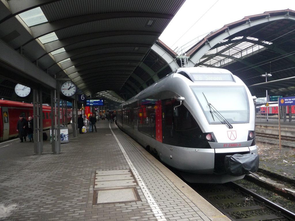 ET23.002 der Abellio steht am 14.03.2010 in Hagen zur Abfahrt nach Siegen bereit. RE16 -> Siegen/hinterer Zugteil: Iserlohn