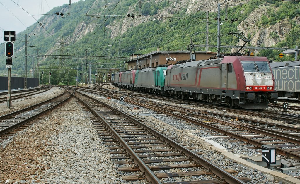 Etliche 185 (genau vier Stck) treffen mit einem Gterzug in Brig ein 
29.06.2011 