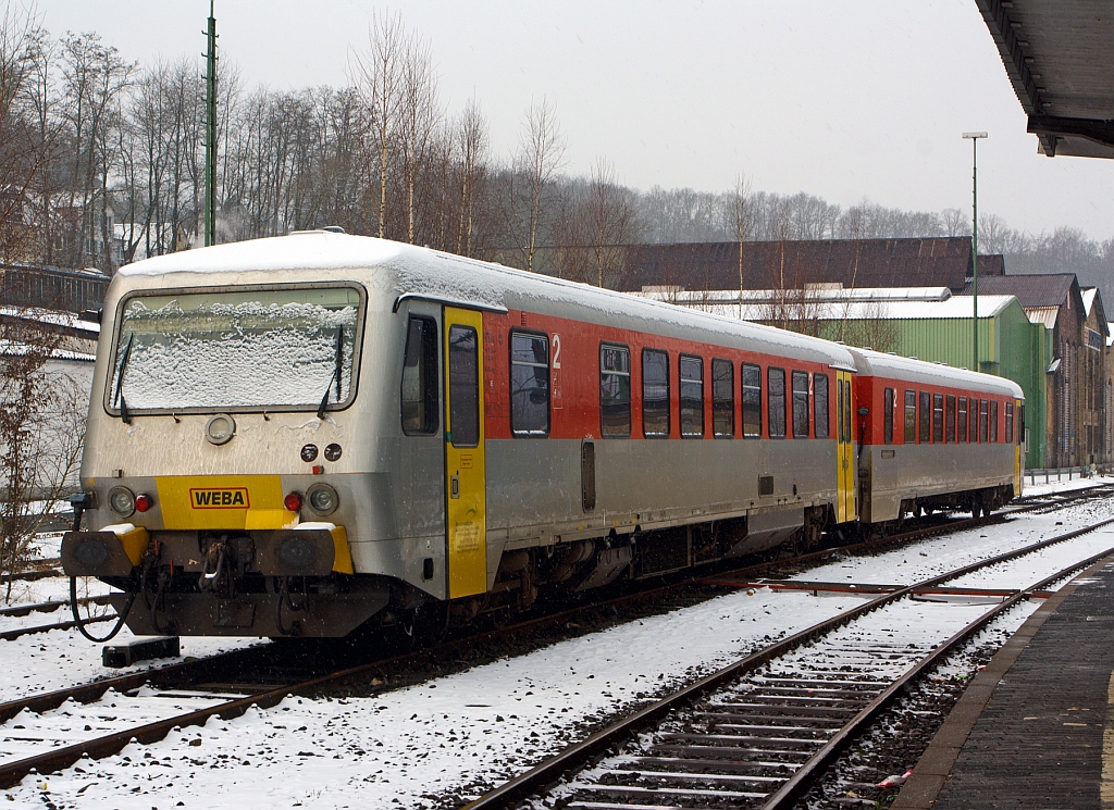 Etwas eingeschneit ist der Dieseltriebwagen VT/VS 51 (BR 628.4)  Daadetalbahn  der Westerwaldbahn (WEBA) am 24.02.2013 im Bahnhof Betzdorf/Sieg abgestellt. Der Trieb-/Steuerwagen wurden 1994 bei DWAG unter den Fabrik-Nr. 91341/91342 gebaut.

Technische Daten:
Achsformel: Bo'2'2'Bo'  
Leistung:  485 kW 
Hchstgeschwindigkeit: 120 km/h
Eigengewicht: 64t
