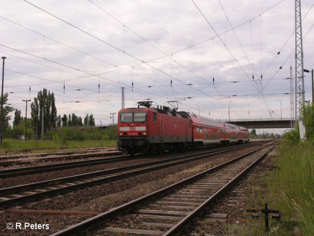 Etwas spter kommt 143 889-4 mit der Rckleistung durch Eisenhttenstadt. 23.05.08