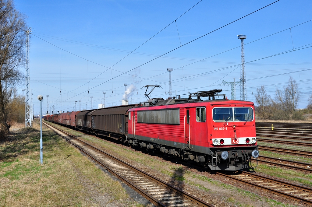 Ewig jage ich der 155 007 in der Verkehrsroten Lackierung schon hinterher,am 26.03.2012 gelang mir in Rostock-Seehafen endlich ein Bild der Lok mit dem Schadwagenzug 52978 nach Eberswalde.