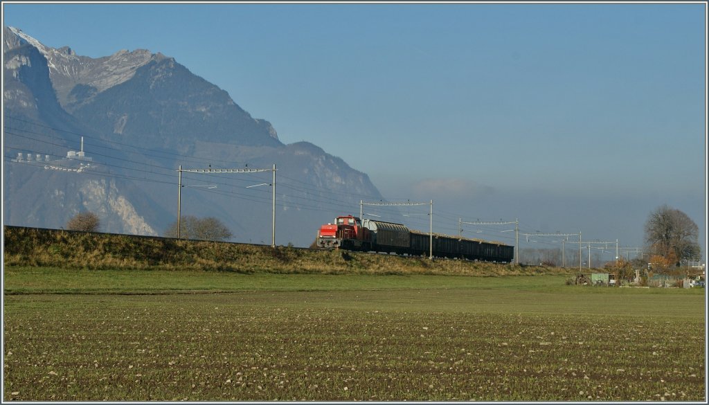 Fast verloren wirkt in der weiten Rhoneebene die Am 841 mit ihrem kurzen Gterzug auf dem Weg nach Aigle. 
