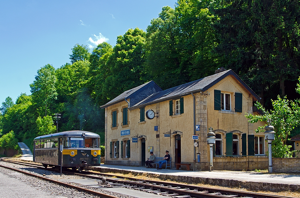 Faszination Museumsbahn - “Train 1900” in Fond de Gras 

Der wunderschne Museums-Bahnhof Fond de Gras am 16.06.2013, vor ihm steht der Uerdinger Schienenbus 551.669 (ex  Chemin de fer des trois Valles, Mariembourg, Belgien), ex DB 795 669-1, ex VT95 9669 zur nchten Abfahrt nach Ptange (Piteng).

Fond-de-Gras ist eine frhere Umladestation fr Eisenerz mit zugehrigen Betriebsanlagen an der Bahnstrecke Ptange –Bois Chtier. 