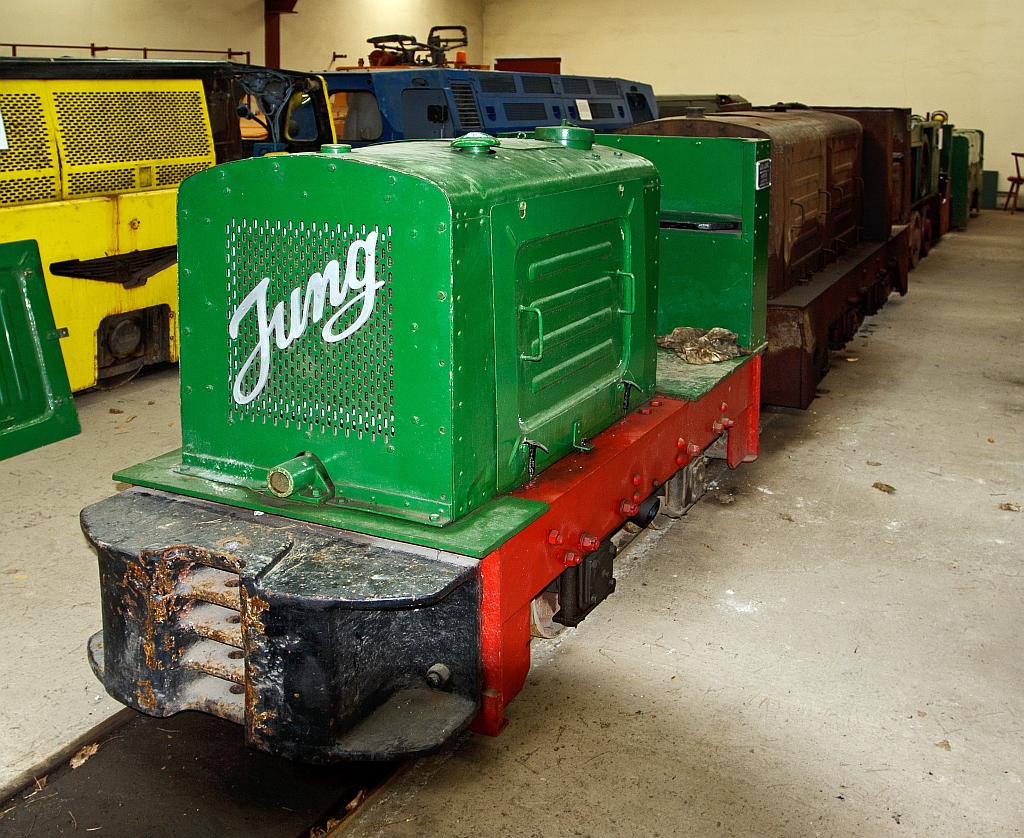 Feldbahn Diesellok Jung EL 110 (Baujahr 1936 unter Fabrik-Nr. 6610) im Feld- und Grubenbahnmuseum Fortuna (FGF Lok 53) am 16.04.2011 in Solms-Oberbiel. Diese Feldbahnloktype war frher weit verbreitet. Von ihrer kleineren Schwester, der Type EL 105 unterscheidet sie sich hauptschlich durch das mit Ganghebel zu schaltende Viergang-Getriebe. Die Lok wiegt 4 t, hat eine Leitung von 11-12 PS und eine Hchstgeschwindigkeit von 13,8 km/h.