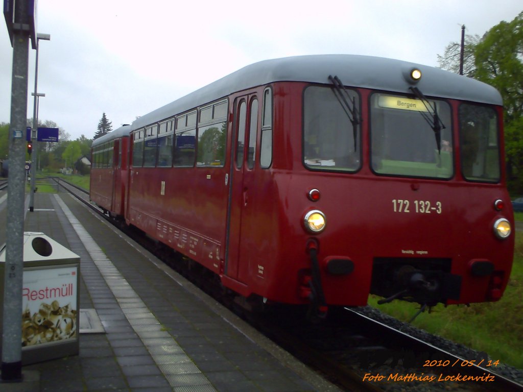 Ferkeltaxe 172 132 & 172 171 von Kstner Schienenbustreisen Chemnitz beim Bahnhofsfest 2010 in Putbus. / hier steht der Zug im Bahnhof Putbus am 14.5.10