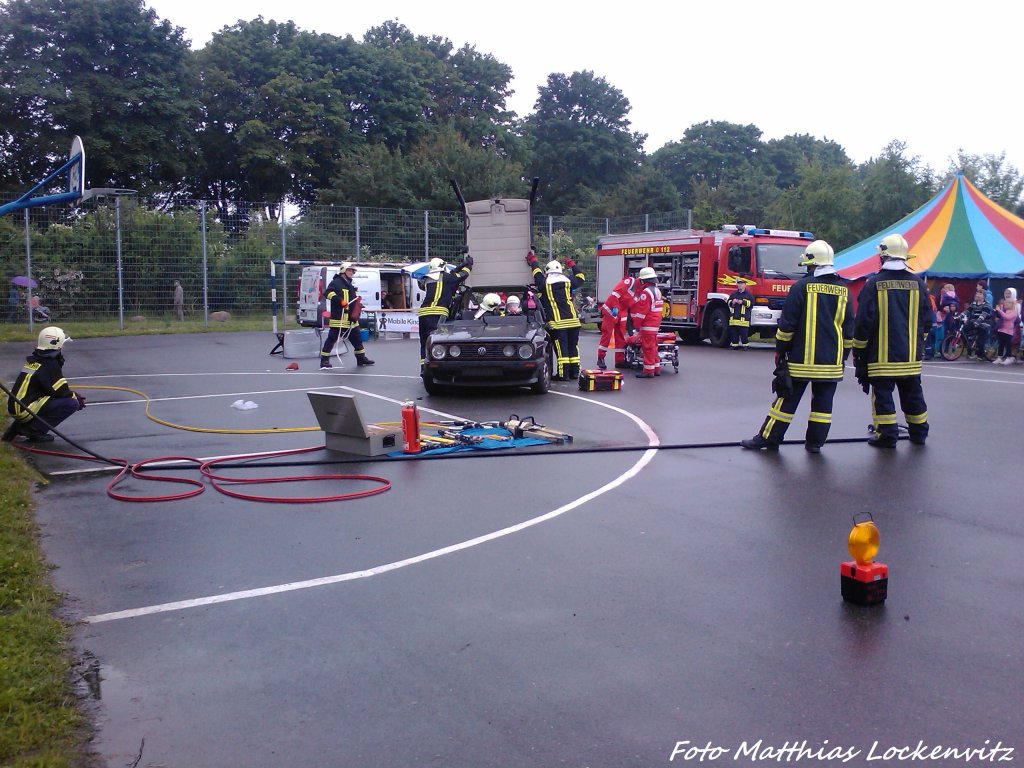 Feuerwehr-Rettung-bungsvorstellung beim Stadtteilfest & Blaulichttag in Bergen auf Rgen am 29.6.13