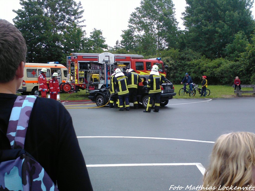 Feuerwehr-Rettung-bungsvorstellung beim Stadtteilfest & Blaulichttag in Bergen auf Rgen am 29.6.13