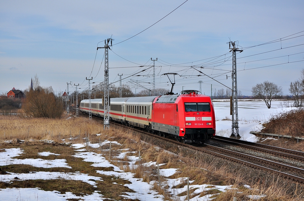 Frisch aus dem Werk Dessau!!Die 101 124(LDX 18.03.2013) rollt am 27.03.2013 im frischen Neulack mit einem IC nach Hamburg durch Sildemow.