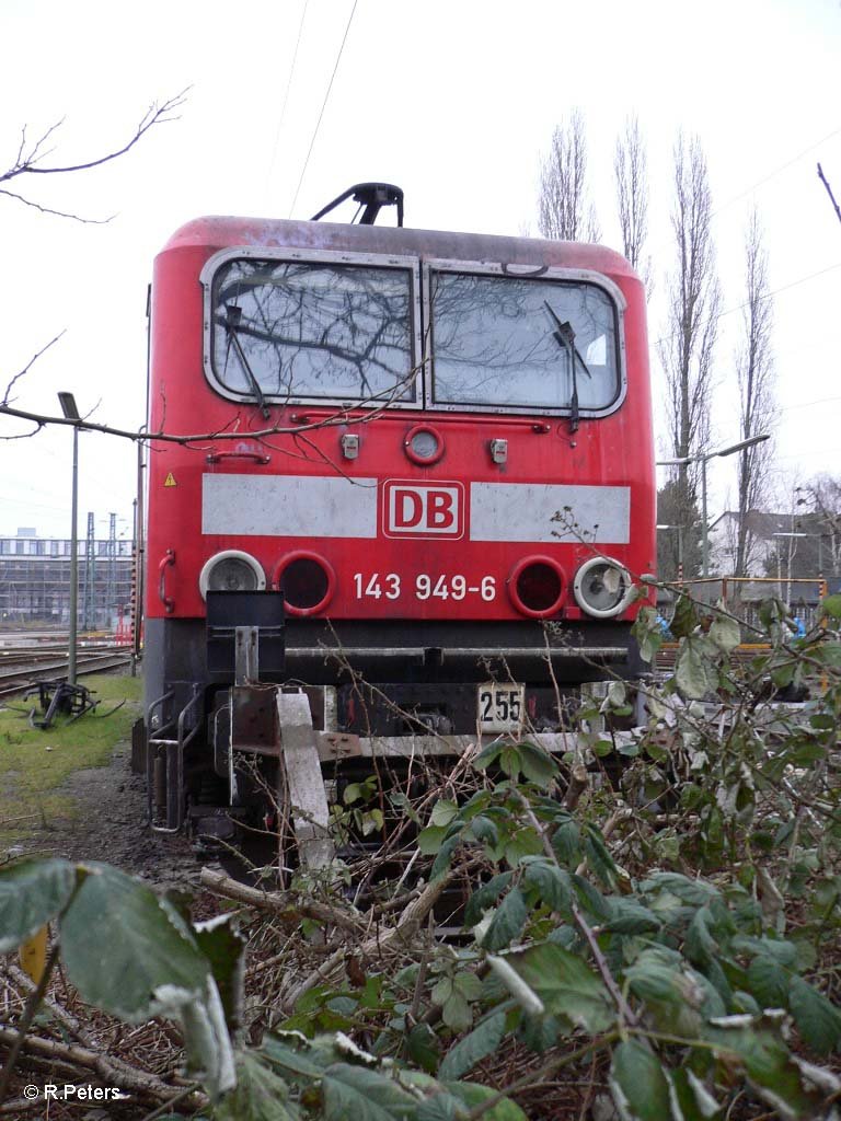 Frontansicht von 143 949-6 im BW Dsseldorf-Altstadt. 06.01.06