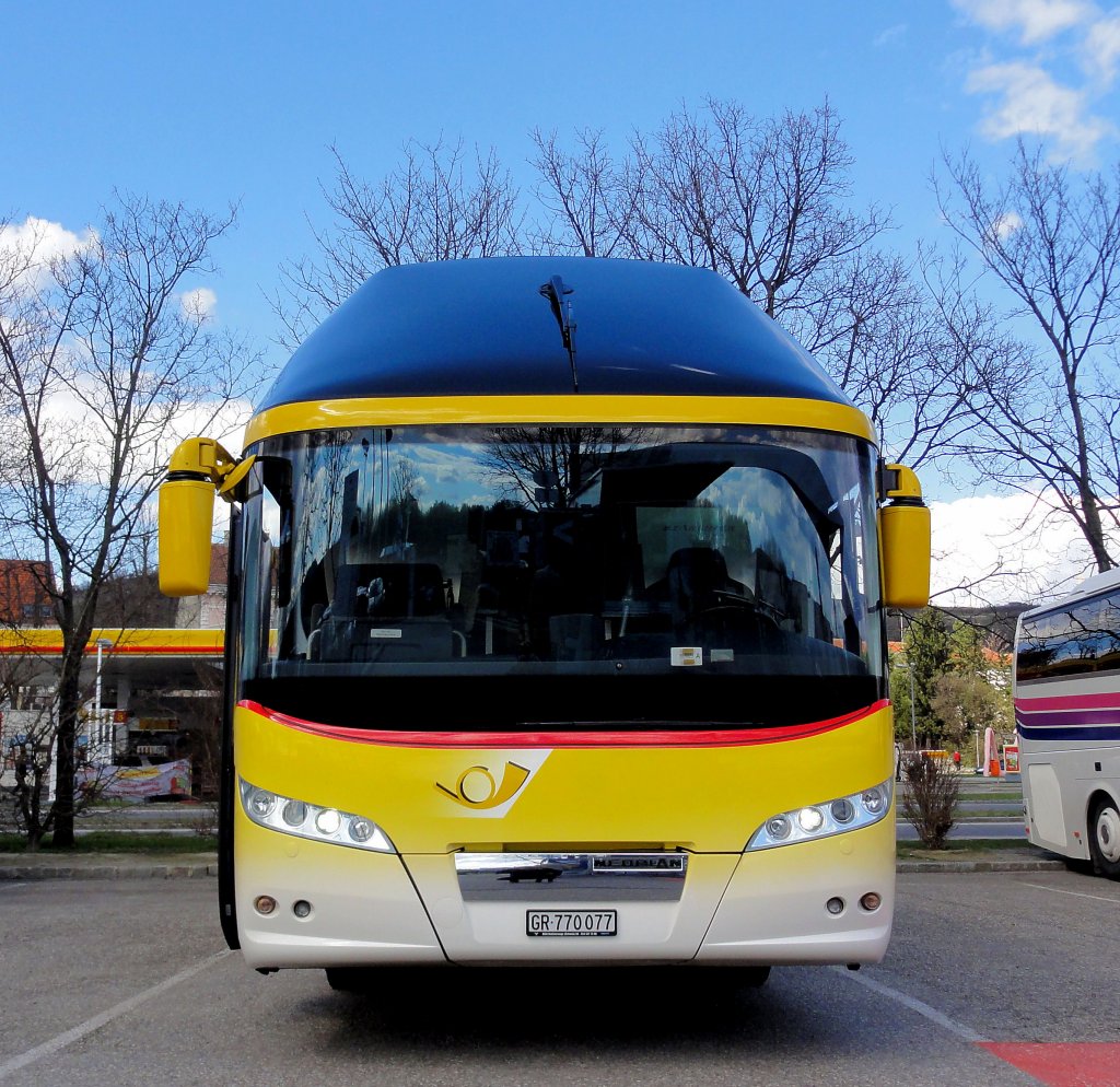 Frontansicht eines NEOPLAN STARLINER von der Schweizer Post am 13.4.2013 in Krems an der Donau.