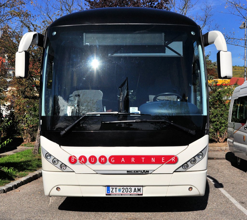 Frontansicht eines NEOPLAN TRENDLINER`s von BAUMGARTNER Reisen aus Niedersterreich,Krems,Oktober 2012.