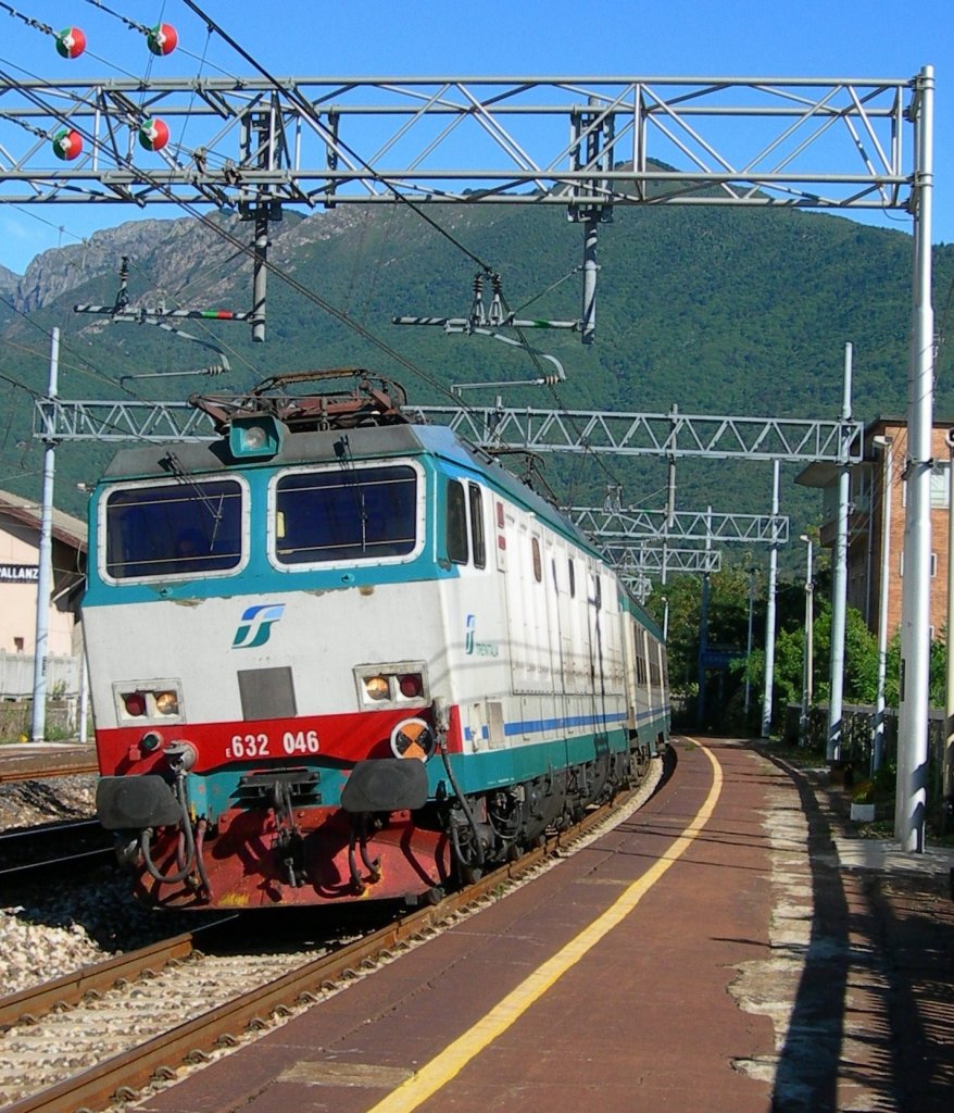 FS 632-046 mit ihrem IR nach Milano in Verbania Palanza am 30. Aug. 2006