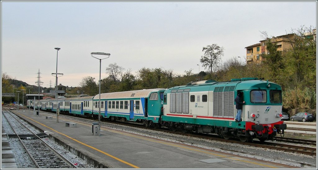 FS D 245 1116 mit einer Regionalzug-Komposition in Siena am 13. Nov. 2007

