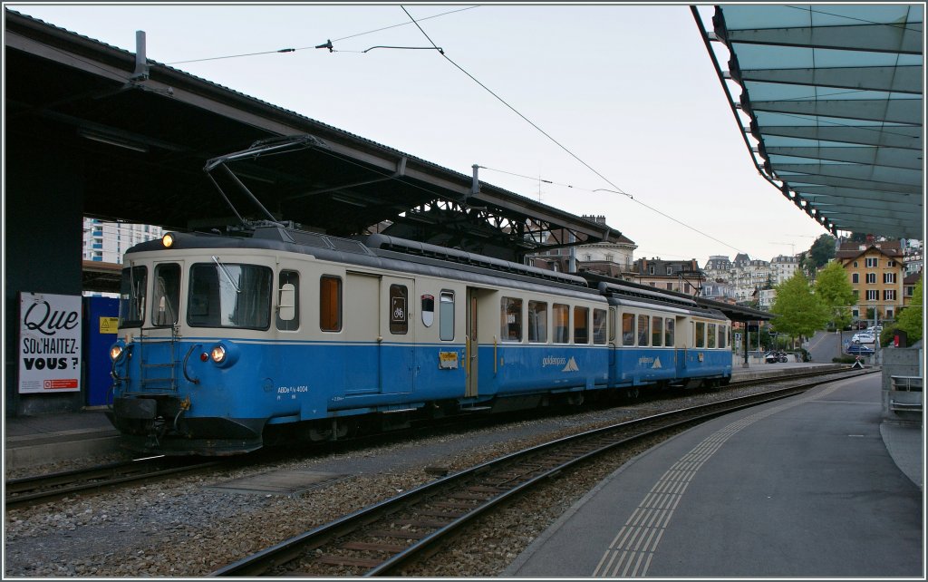 Fr den ersten Zug nach Zweisimmen gengt fr die wenigen Fahrgste eine ABDe 8/8 ohne  Anhang .
Hier kurz vor der Abfahrt in Montreux am 22. Juli 2012