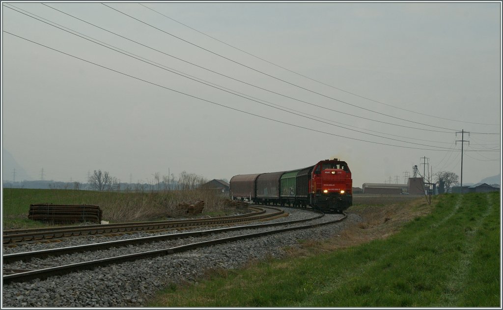 Fr die Schweiz eher ungewohnt: eine nicht elektrifizierte Strecke. Hier handelt es sich um das Doppelspurige (!) Anschlussgleis von St- Triphon zum llager von Tamoil, auf welcher gerade die Am 843 055-0 mit ein paar Wagen Richtung St-Triphon rollt.
2. April 2013