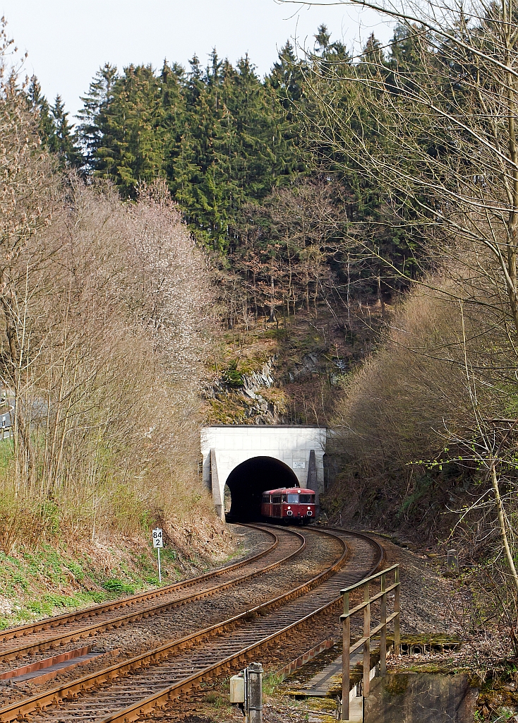 Fr Stefan, im Hochformat.....
Die OEF (Oberhessische Eisenbahnfreunde) mit dem Schienenbus am 14.04.2012 auf Sonderfahrt an Dill, Heller und Sieg. Hier auf der Rckfahrt von Daaden, auf der Daadetalbahn (KBS 463) kurz hinter dem Alsdorfer Tunnel. Das linke Gleis ist die Hellertalbahn (KBS 462). Die Garnitur besteht aus (von vorne nach hinten):  996 677-9 (Steuerwagen), 996 310-9 (Beiwagen) und Triebwagen VT 98 9829 (ex DB 798 829-8).