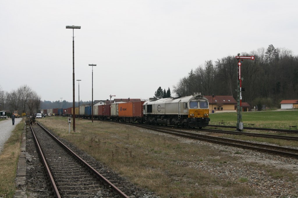 Fr das  Wacker-Shuttle  war am 05.04.12 die 247 044-1 eingeteilt. In Tling fuhr sie mit ihm und 247 051-6 als Schlulok ein.