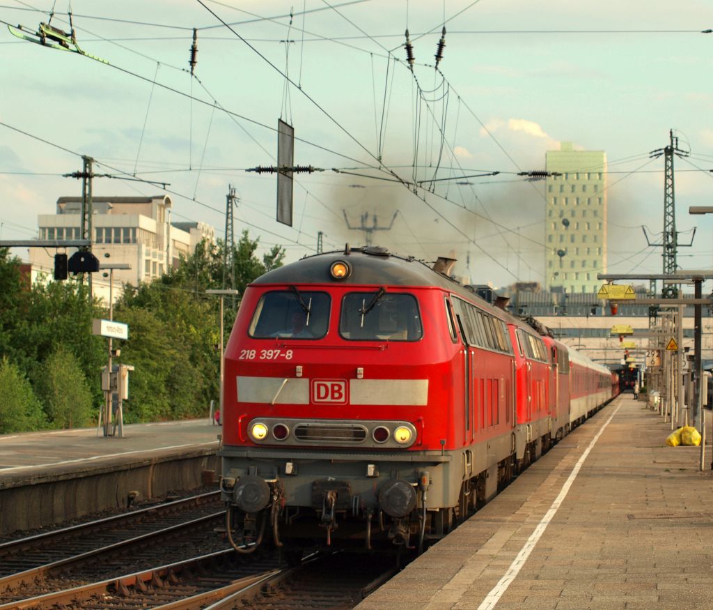 Gnsehaut Feeling Pur !!! Mit gefhlter Fahrstufe 15 dieselten 218 397-8 und 218 313-5 mit einem mchtigen Abgas-V aus dem Bahnhof Hamburg-Altona am Haken hatten sie 115 448-3 und den AZ 1389 nach Mnchen Ost.