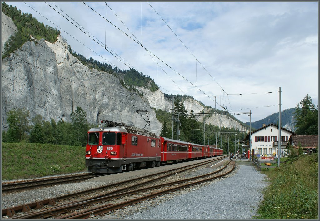 Ge 4/4 II 620 mit ihrem RE 1244 in Versam Safien am 13. August 2010. 