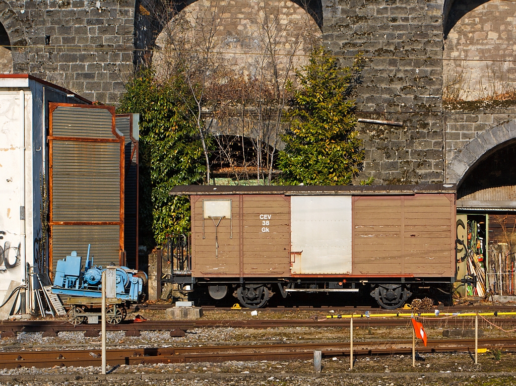 Gedeckter 2-achsige Gterwagen Gk 38 der CEV (heute MVR) am 26.02.2012 in Vevey.

Der Wagen wurde 1913 bei SWS gebaut , hat ein Eigengewicht von 6,1 t und eine Zuladung vom max. 10 t, die zul. Hchstgeschwindigkeit betrgt 45 km/h.