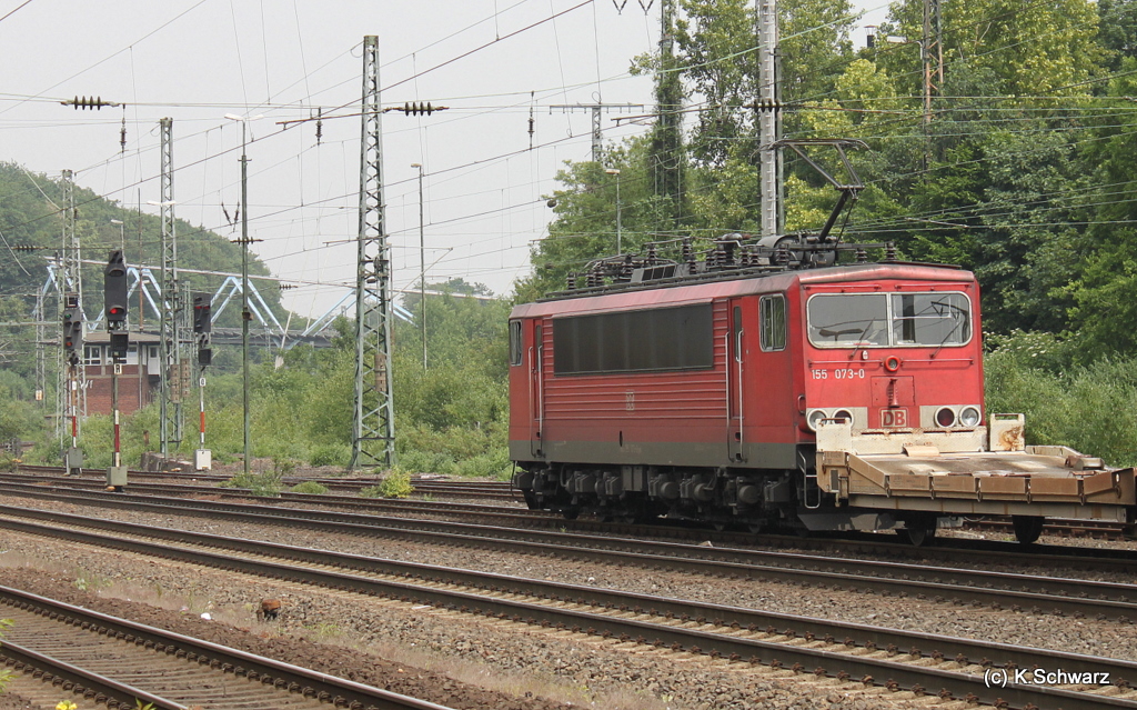 Genau passend zur dieser Lok kam die Sonne raus...nur leider Gegenlicht..Da sie aber Flachwagen zog, dacht ich mir: machste nen Nachschuss...Ich hoffe deswegen reit mir nun keiner den Kopf ab :-D
155 073-0 mit Gterzug in Kln-West am 19.05.2011