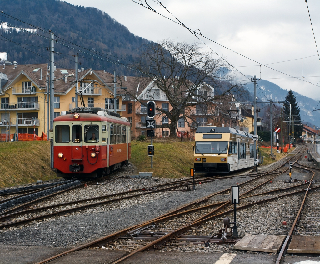 Gepcktriebwagen BDeh 2/4 Nr. 74 mit Steuerwagen Bt 221 der MVR (Transports Montreux–Vevey–Riviera) ex CEV (Chemins de fer lectriques Veveysans) fhrt 26.02.2012 im Bahnhof Blonay ein. Er kommt gerade vom Les Pliades (1.360 m . M.).  Rechts der abgestellte Be 2/6 - 7003 (Stadler Elektrischer Niederflur-Doppelgelenk-Leichttriebwagen Typ GTW 2/6).