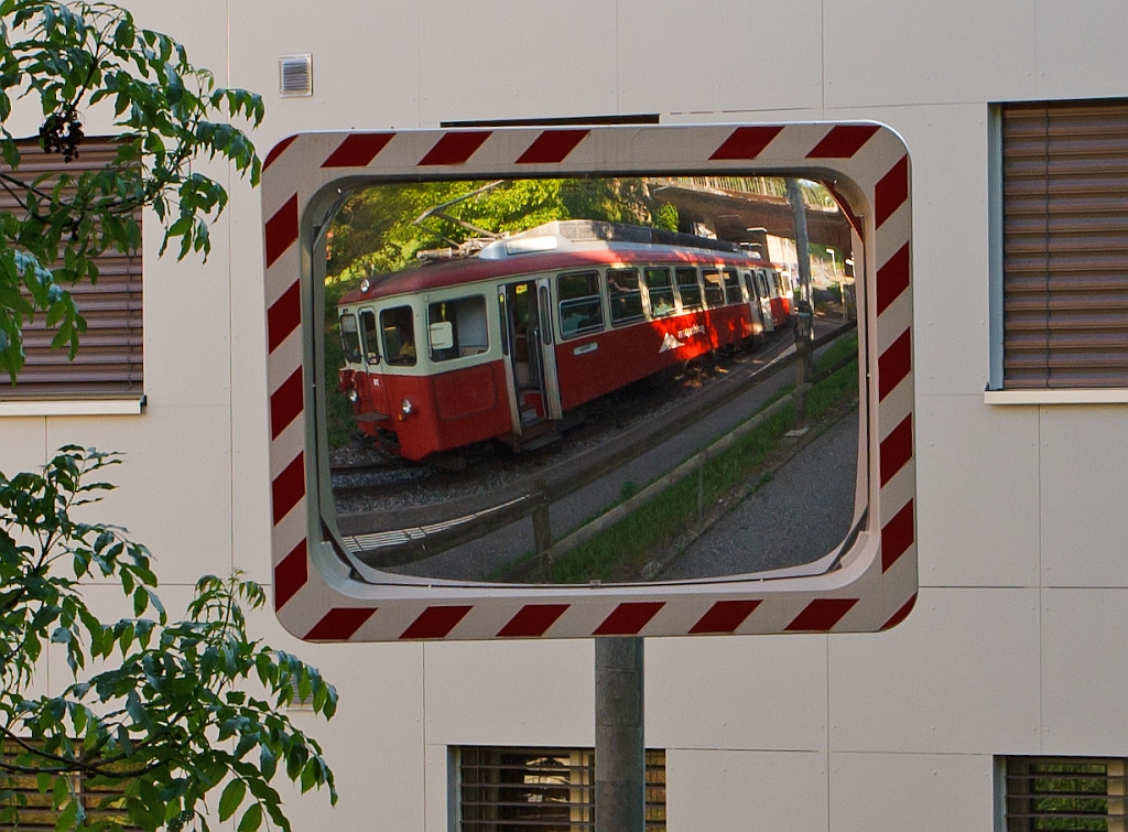 Gepcktriebwagen BDeh 2/4 Nr. 74 mit Steuerwagen Bt 221 der MVR (Transports Montreux–Vevey–Riviera) ex CEV (Chemins de fer lectriques Veveysans) spiegeln sich am 26.05.2012 im Spiel am Haltepunkt Gilamont (oberhalb der Oma-Bank).