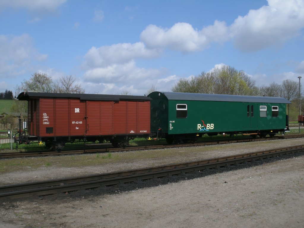 Gep�ckwagen und ein Gw,am 05.Mai 2013,standen auf dem Streckengleis nach Lauterbach Mole in Putbus.