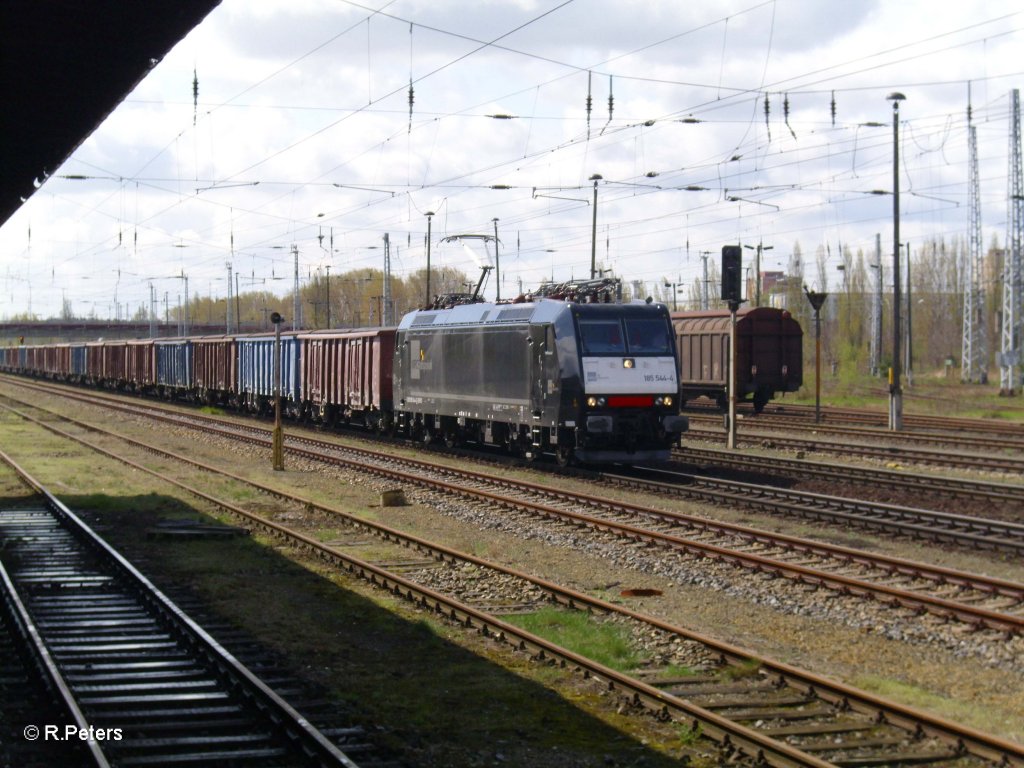 Gesamtansicht von 185 544-4 mit einem Kalkzug in Eisenhttenstadt. 21.04.10