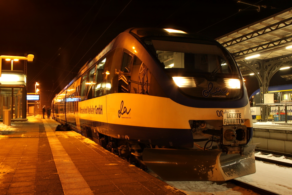 Gestern hie es fr die OLA Abschied nehmen von der Strecke Rostock Gstrow und zurck VT 0004 der Ostseeland Verkehr hat die Ehre die letzen Fahrten auf der Strecke zu bernehmen. Auf diesem Bild steht VT 0004 bereit um gleich die letzte OLA (79776) nach Rostock Hbf zu fahren!Seit heute bedient die Strecke die DB Regio mit 2 Doppelstockwagen! Gstrow 08.12.2012