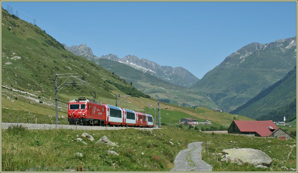 Glacier Express 905 nach Zermatt zwischen Hospental und Realp am 19. Juli 2010. 