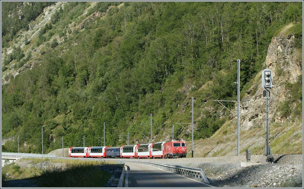 Glacier Express Zeramtt - Davos kurz vor Kalpetran.
11. August 2012