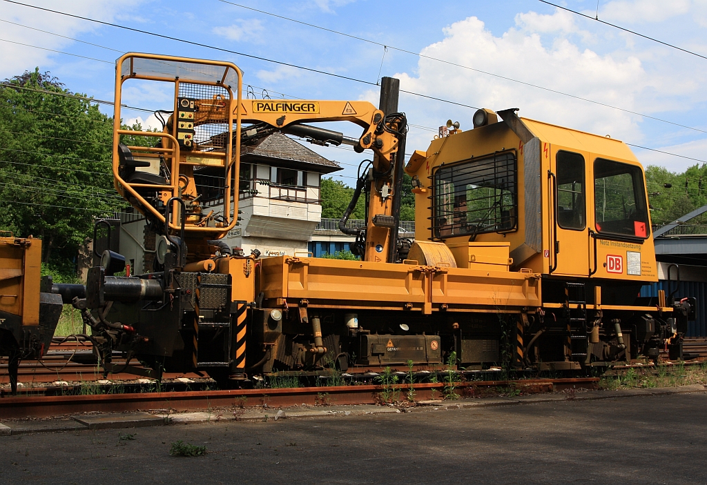 Gleisarbeitsfahrzeug GAF 100 R  der DB Netz AG am 04.06.2011 abgestellt in Kreuztal. Eingestellt als  Schweres Nebenfahrzeug Nr.: 97 17 50 011 18-3