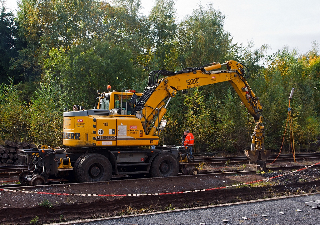 
Gleisbaustelle Bf. Herdorf am 13.10.2012 (Erneuerung Gleis 2) - Auch die alten L-Steine vom Bahnsteig mssen weichen, im Einsatz ist ein Liebherr A 900 C ZW Li / 730 Zweiwegebagger (Kleinwagen-Nr. 97 51 02 544 60-1) der Fa. KAF Falkenhahn (Kreuztal).