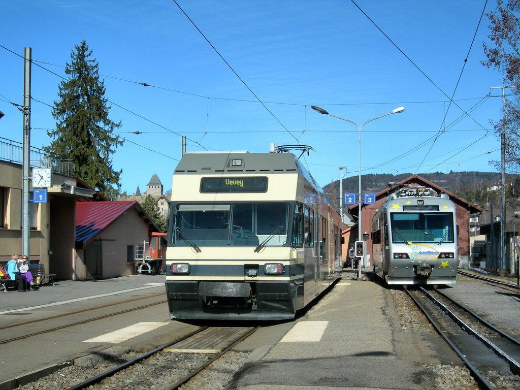 GTW 2/6 nach Vevey und der Beh 2/4 Richtung Les Pleiades warten in Blonay auf die Abfahrtszeit. 
27. Februar 2010