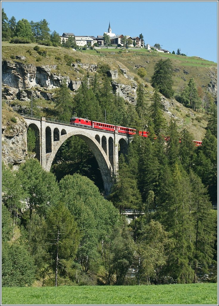 Guarda heisst der Ort hoch oben auf dem Berg! Und das wir wohl  sehen  heissen. Beim betrachen dieses Bildes eigentlich ein logischr Name!
Ge 4/4 mit RE nach Disentis am 11. Sept 2011