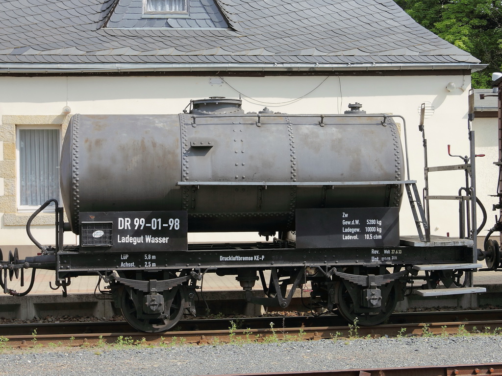 G�terwagen f�r Wasser 99-01-98  am 13. Juli 2013 im Bahnhof Elend.