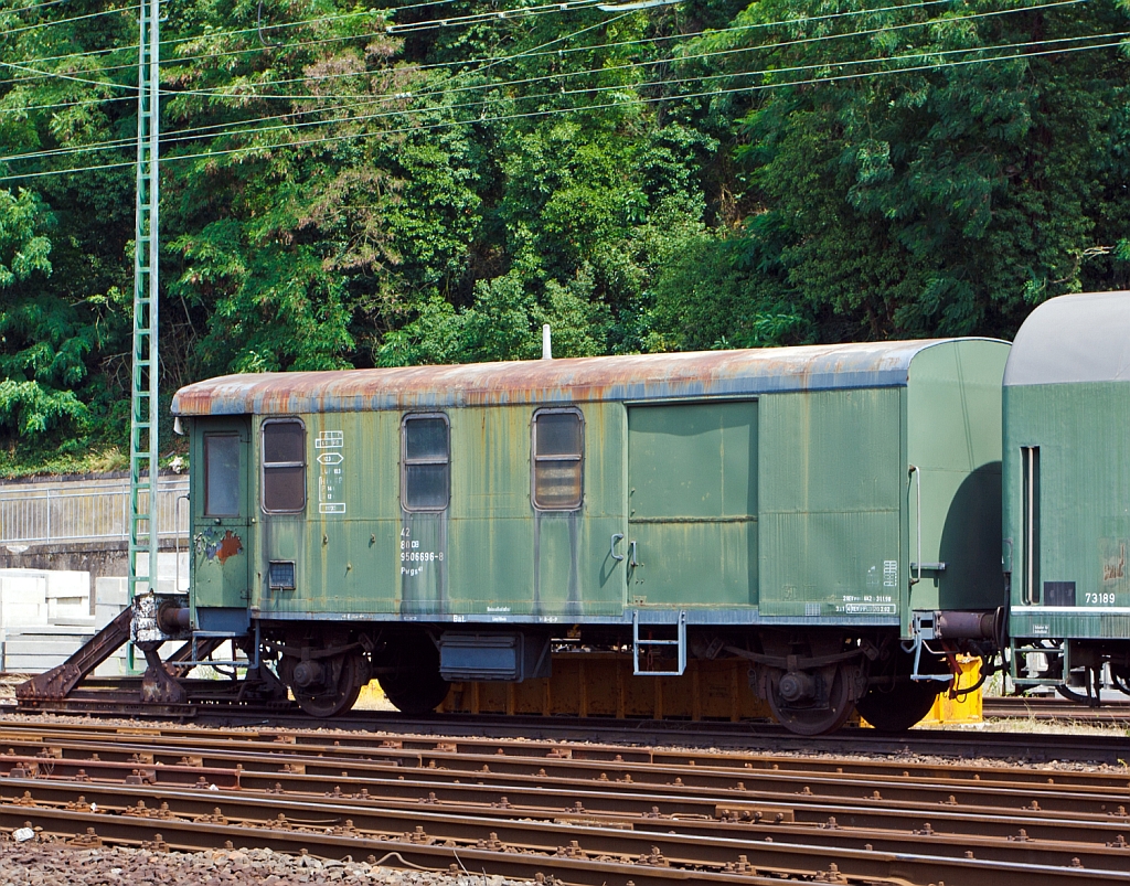 Gterzug Gepckwagen Pwgs 41 (ex DB 42 80 950 6696-8),abgestellt am 04.07.2012 in Linz am Rhein.