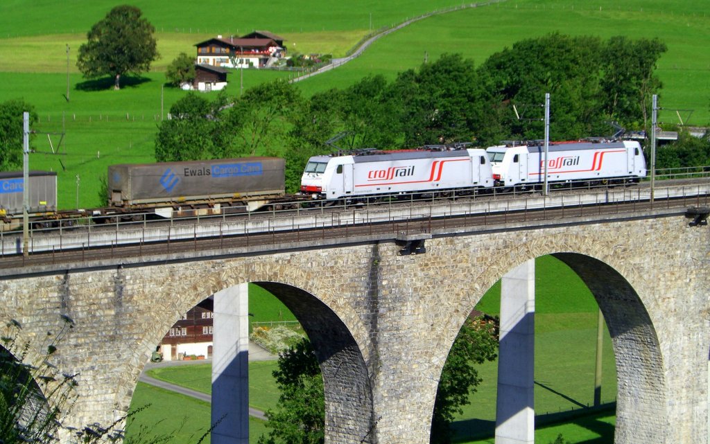 Gterzug Richtung Brig auf dem neuen Kanderviadukt in Frutigen, gezogen von zwei Lokomotiven der Crossrail. (o4.08.2007)