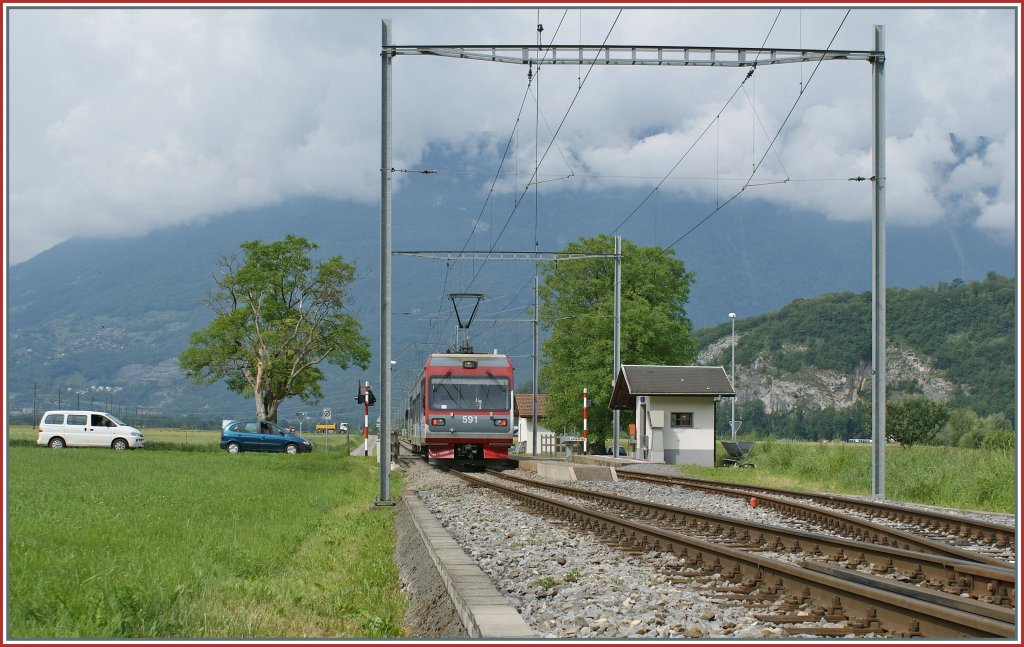 Hlt kurz in der Station Vully: AOMC Regionalzug 32 von Aigle nach Champry.
6. Juni 2010