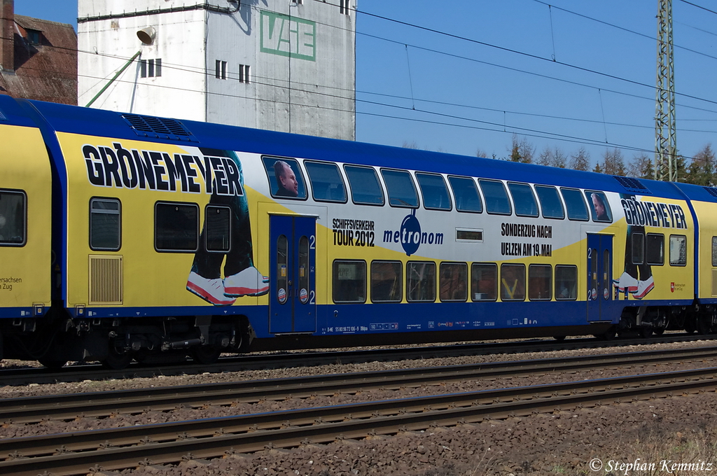 Herbert Grnemeyer spielt auf seiner  Schiffsverkehr Tour 2012  am 19.05.2012 ein Konzert in Uelzen und dazu setzen die metronom Eisenbahngesellschaft mbH Sonderzge ein und dafr wurden paar Mittelwagen beklebt, um Werburg fr das Konzert und die Sonderzge zu machen. Hier der Mittelwagen (55 80 96 73 106-9) auf dem Umlauf Gttingen - Uelzen. 23.03.2012