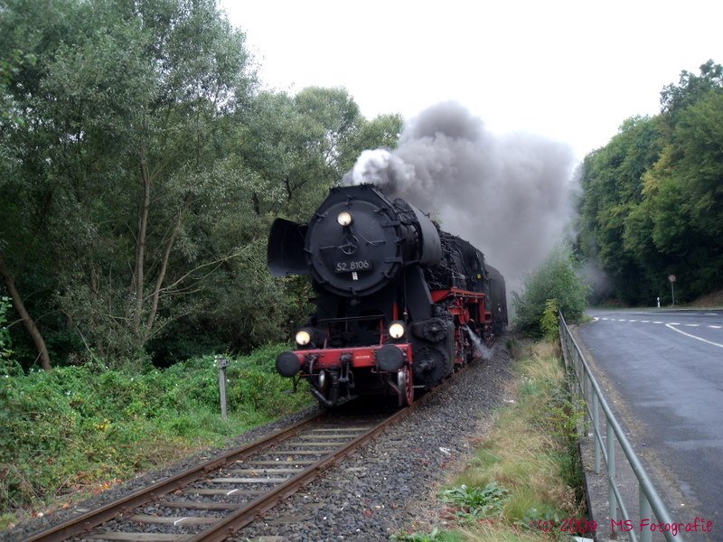 Herrlich...das war schn...wieso kann man an Bilder keinen Geruch anheften
52 8106 in vollern Fahrt kurz vor dem B Hedwigsthal in Hanroth nhe Puderbach/Westerwald! Ich stand neben den Zaun auf der Straenseite keine Angst ;) ich mache nix verbotenes ...