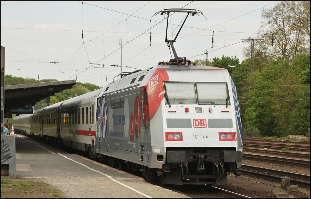 Hertha BSC Berlin-Werbelok 101 144 durchfuhr am 17.04.11 Kln West in Richtung Norden