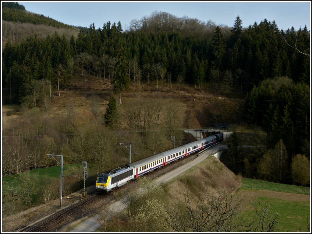 Heute (27.03.2012) hatte der IR 118 Luxembourg - Liers sogar 5 Wagen, als er, gezogen von der 3012, den Tunnel in Lellingen verliess und in Richtung Wilwerwiltz strebte. Dank Sommerzeit lag die Fotostelle in Lellingen um 18 Uhr noch im Sonnenschein. (Jeanny)